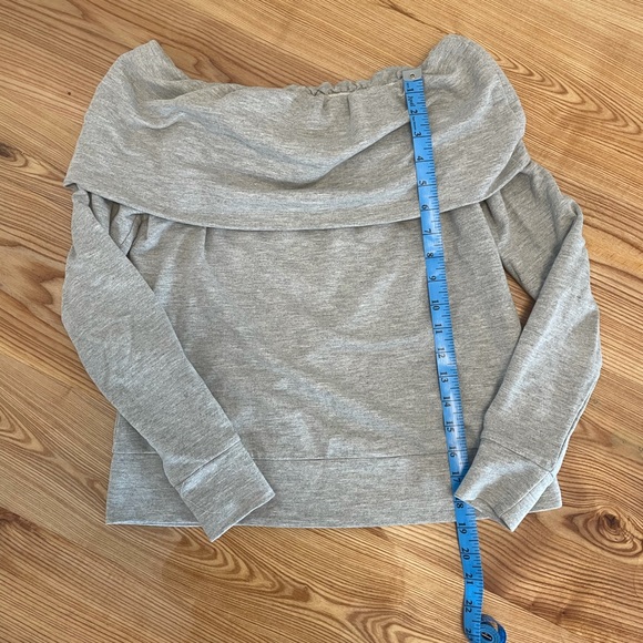 EUC off-the-shoulder ladies sweater - Picture 2 of 4